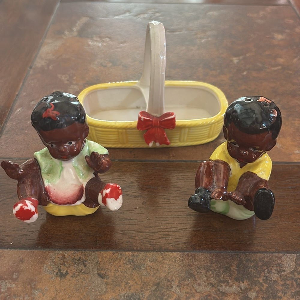 Black Americana Girl & Boy Salt & Pepper Shakers In A Basket; Japan - Picture 7 of 12